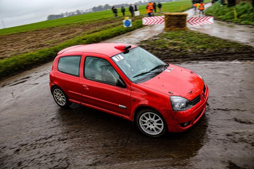 Peut être une image de 2 personnes, voiture et route